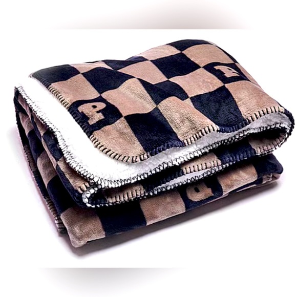 BNWT victoria secret cozy plush blanket,
NWT, one size - Picture 1 of 1